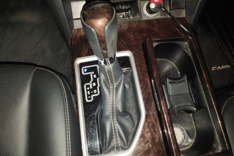 丰田 凯美瑞 2016款 2.0G 十周年纪念领先版中控内饰18