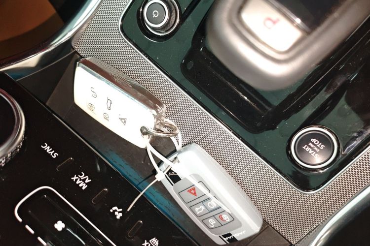 捷豹XEL 2022款 2.0T 250PS R-DYNAMIC S进取运动版中控内饰11