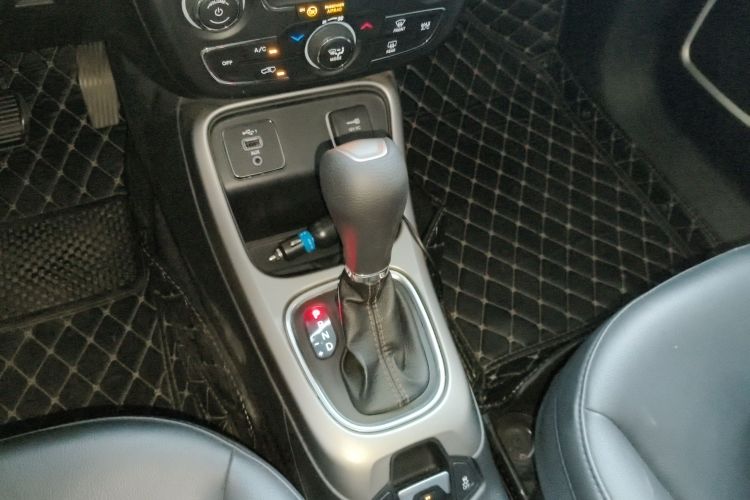 Jeep 指南者 2019款 220T 自动悦享版中控内饰18