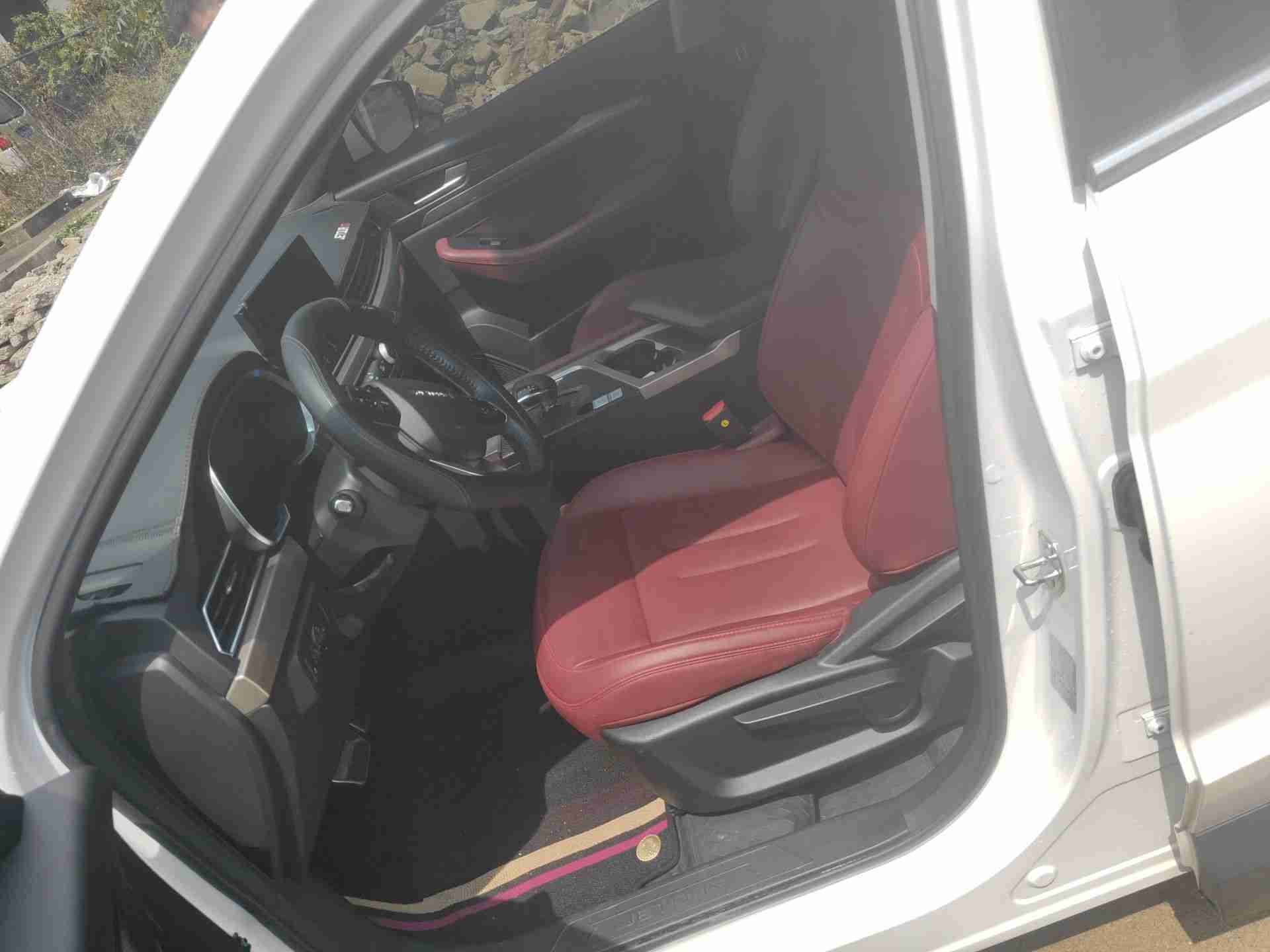 车辆左侧前座椅实拍