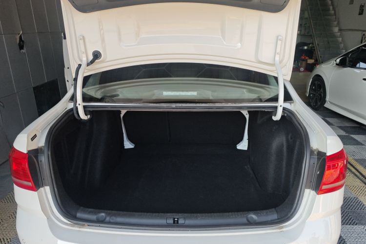 大众 朗逸 2017款 1.6L 自动舒适版机舱底盘23