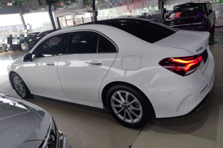 奔驰A级 2020款 改款 A 200 L 运动轿车时尚型车身外观4