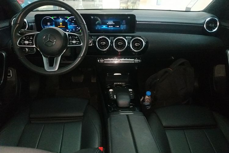 奔驰A级 2022款 A 200 L 运动轿车动感型中控内饰12