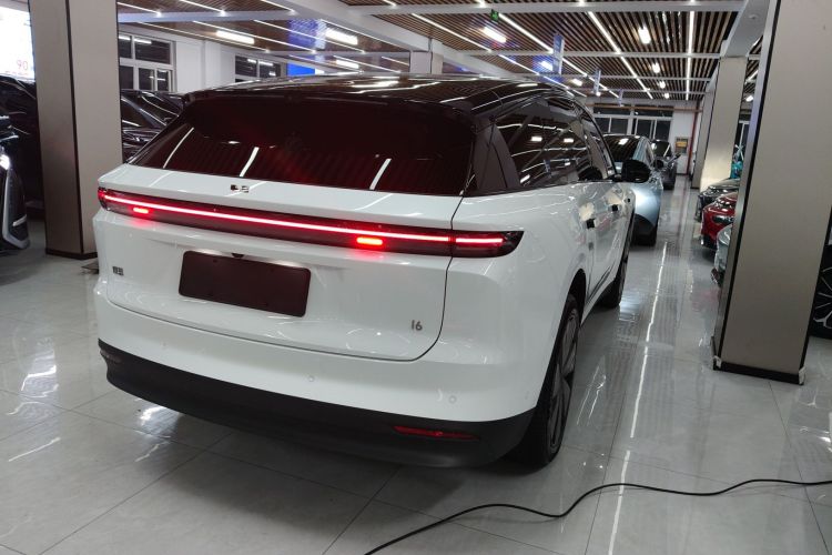 理想汽车 理想i6 2025款 四驱标准型车身外观7