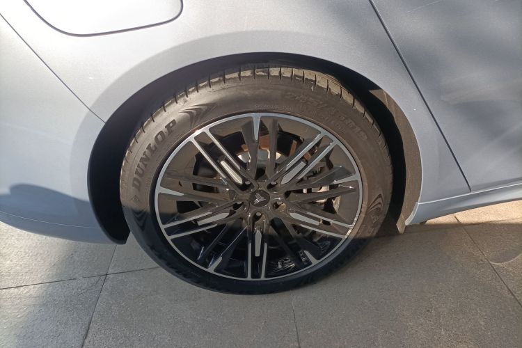 哪吒汽车 哪吒S 2022款 增程版 1160km 后驱小版车身外观6008