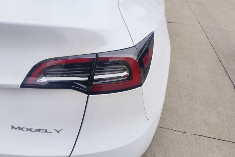 特斯拉 Model Y 2023款 长续航全轮驱动版车身外观9