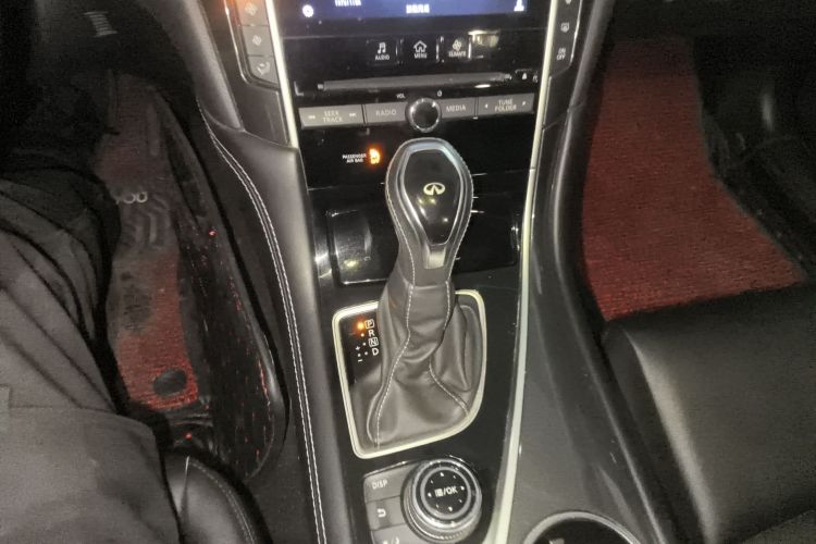 英菲尼迪Q50L 2018款 2.0T 舒适版 国V中控内饰18