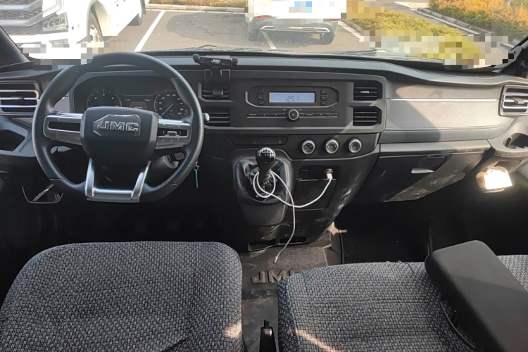 江铃福顺 2023款 2.0T 手动短轴低顶商运型多功能乘用车6座 双开尾门中控内饰12