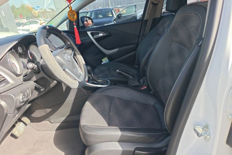 别克 英朗 2014款 XT 1.6L 自动时尚版中控内饰19