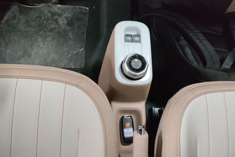 吉利银河 2023款 熊猫mini 200km 耐力熊中控内饰18