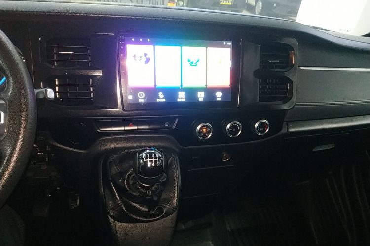 江铃福顺 2023款 2.0T 手动短轴中顶商运型多功能乘用车5座局部细节16