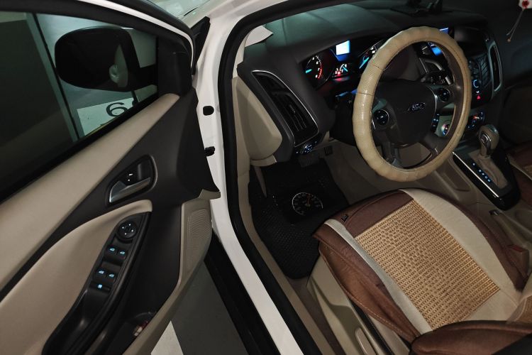 福特 福克斯 2012款 三厢 1.6L 自动风尚型中控内饰20