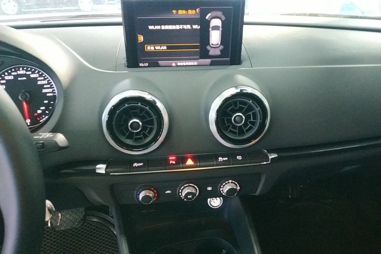 奥迪A3 2018款 30周年年型 Sportback 35 TFSI 时尚型局部细节16