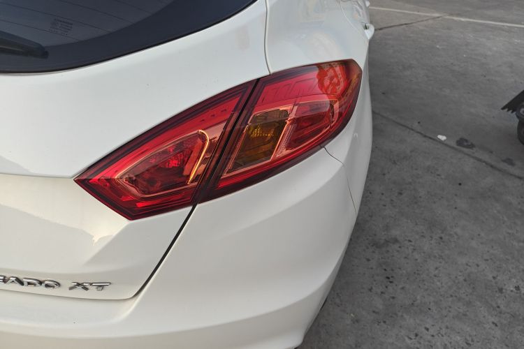 长安 逸动 2013款 1.6L 手动俊酷型 国IV车身外观9