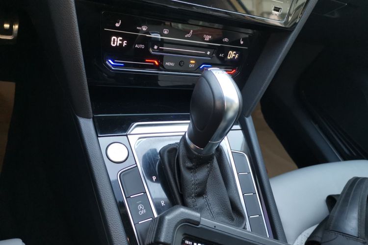 大众 迈腾 2023款 200万辆纪念版 330TSI DSG领先型中控内饰18