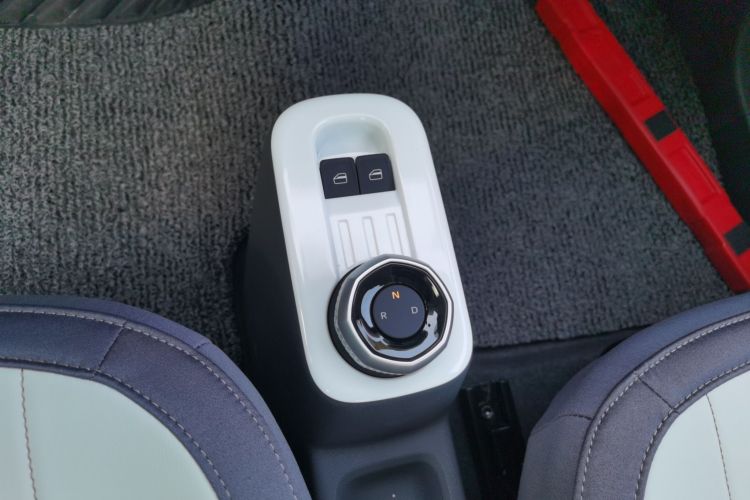 吉利银河 2025款 210km 熊猫骑士中控内饰18