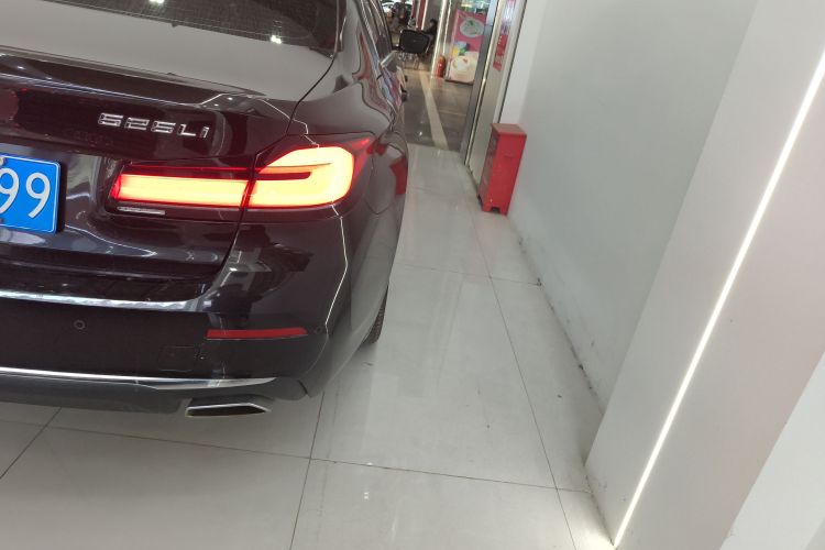 宝马5系 2021款 改款 525Li 豪华套装车身外观9