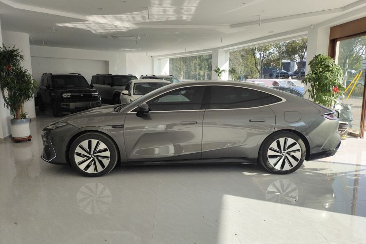 吉利银河 银河E8 2024款 550km 后驱MAX车身外观4