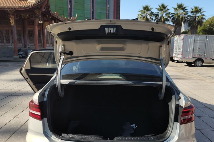 大众 朗逸 2021款 1.5L 自动舒适版机舱底盘23