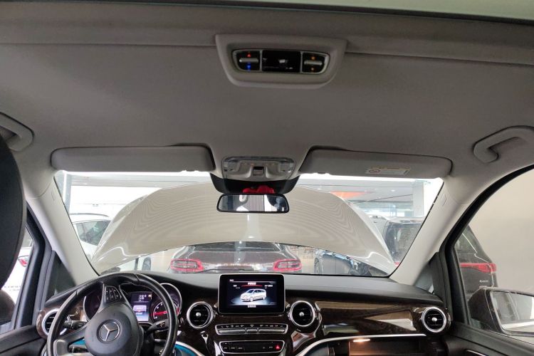 奔驰V级 2017款 V 260 L 尊贵加长版中控内饰22