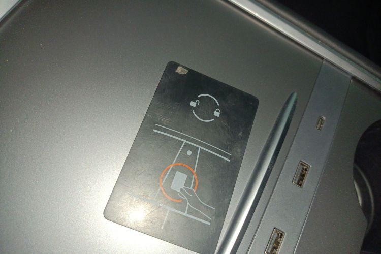 特斯拉 Model Y 2021款 长续航全轮驱动版中控内饰11