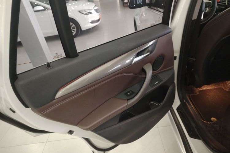 宝马X1 2019款 sDrive18Li 尊享型中控内饰7008