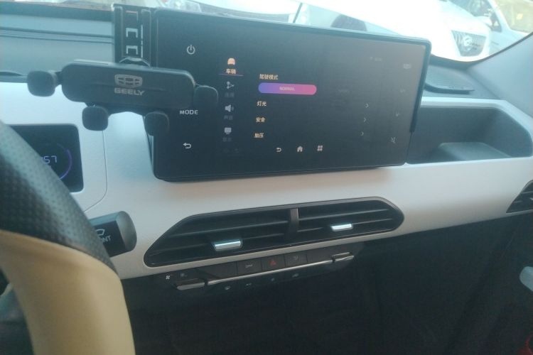 吉利银河 2024款 200km 熊猫骑士中控内饰16