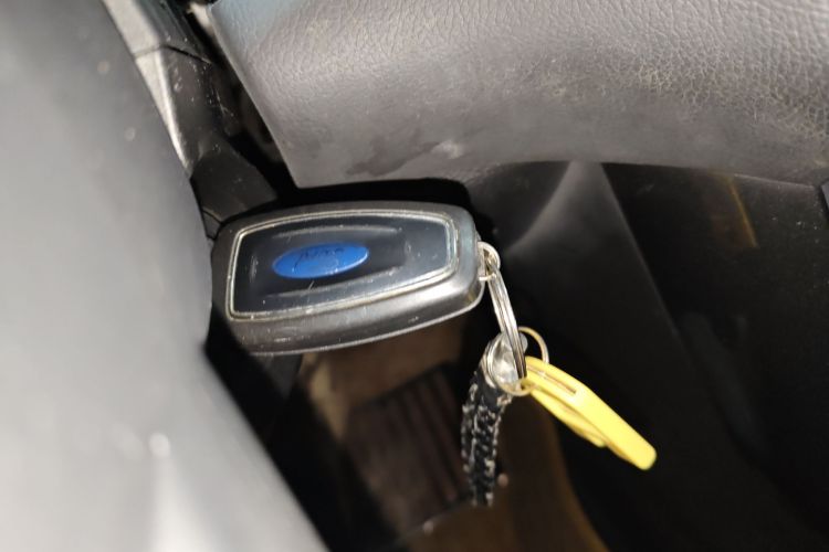 福特 福克斯 2017款 两厢 1.6L 自动风尚型智行版中控内饰7001