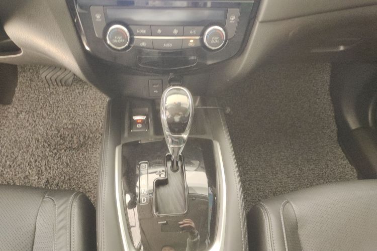 日产 奇骏 2019款 2.0L CVT智联舒适版 2WD中控内饰18