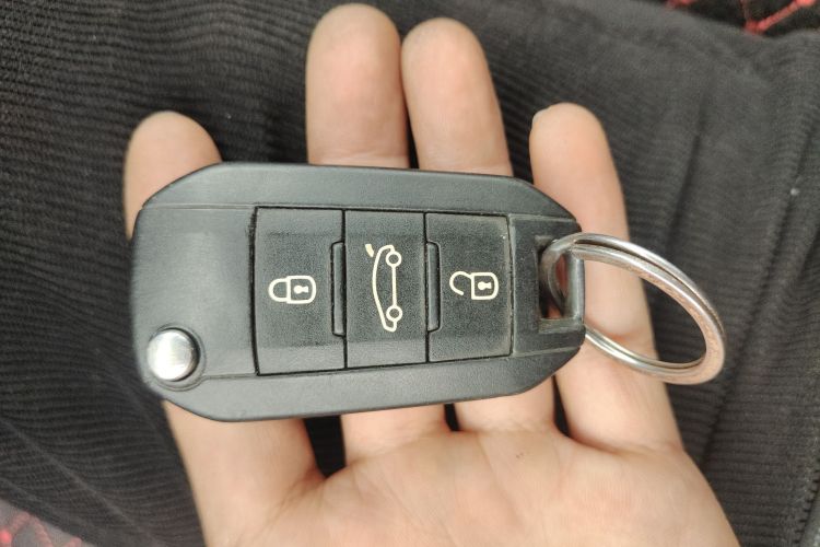 雪铁龙 爱丽舍 2015款 质尚版 1.6L 手动时尚型中控内饰7001