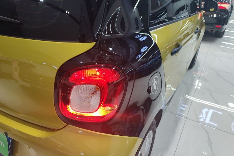smart forfour 2016款 1.0L 52千瓦灵动版车身外观9