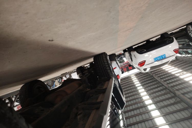 北京BJ40 2019款 PLUS 2.3T 自动四驱尊享版 国VI机舱底盘29