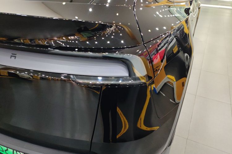 特斯拉 Model Y 2025款 后轮驱动版车身外观9