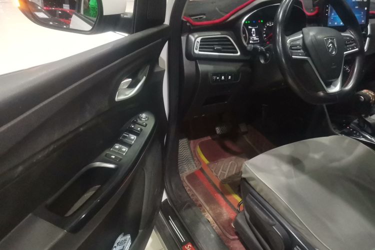 宝骏730 2019款 1.5T CVT时尚型 7座 国VI中控内饰20