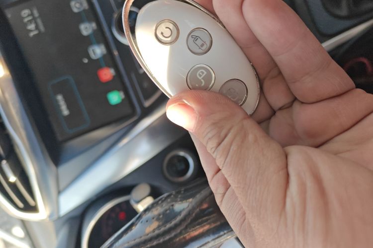 比亚迪 元 2016款 1.5L 手动尊贵型中控内饰11