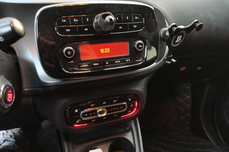 smart fortwo 2015款 1.0L 52千瓦硬顶激情版中控内饰16