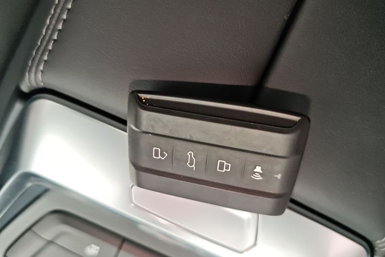 坦克400 2025款 2.0T 汽油版中控内饰7001