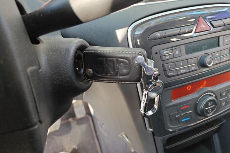 标致308 2014款 乐享版 经典 1.6L 手动风尚型中控内饰11