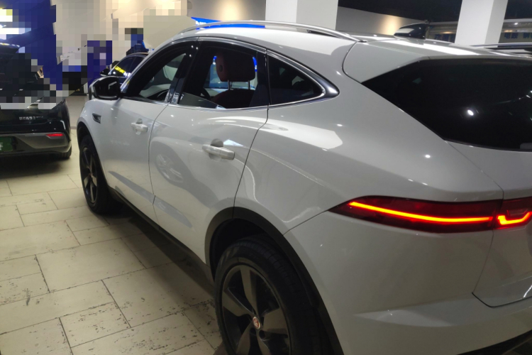 捷豹E-PACE 2024款 进取运动版 R-DYNAMIC S车身外观4