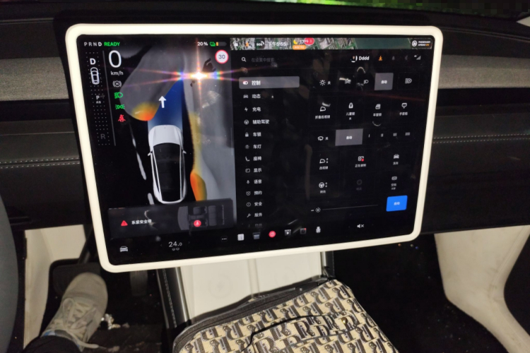 特斯拉 Model Y 2025款 后轮驱动版中控内饰16