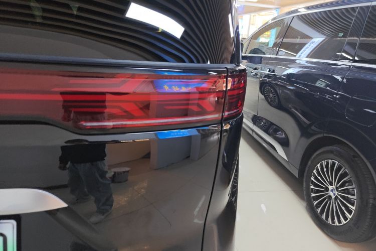 腾势D9 2024款 DM-i 1050 尊享型车身外观9