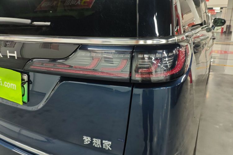 岚图汽车 岚图梦想家 2025款 PHEV 四驱旗舰鲲鹏版车身外观9