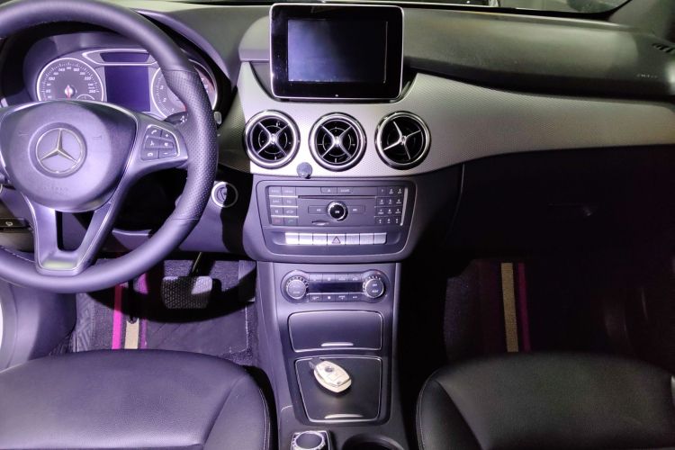 奔驰B级 2015款 B 200 时尚型中控内饰16