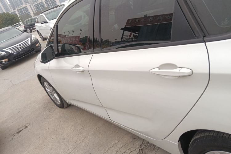 宝马2系旅行车 2016款 218i 领先型车身外观4