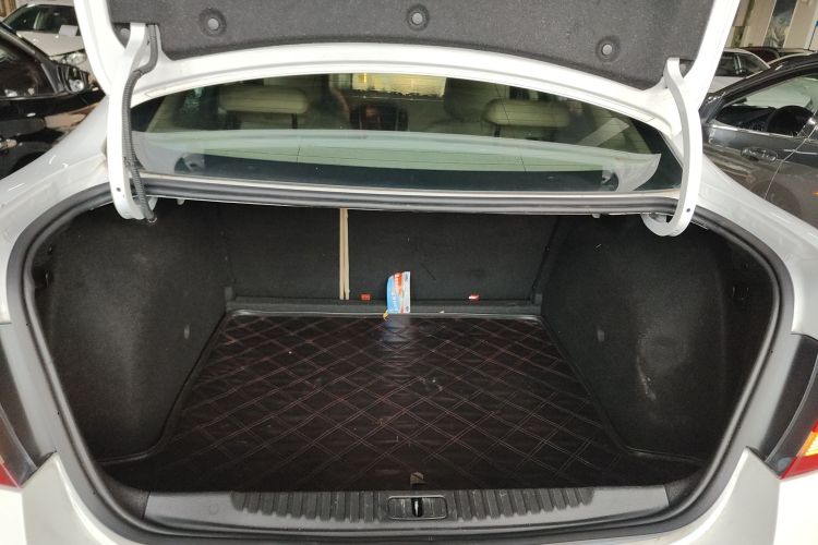 别克 英朗 2013款 GT 1.6L 手动舒适版机舱底盘23