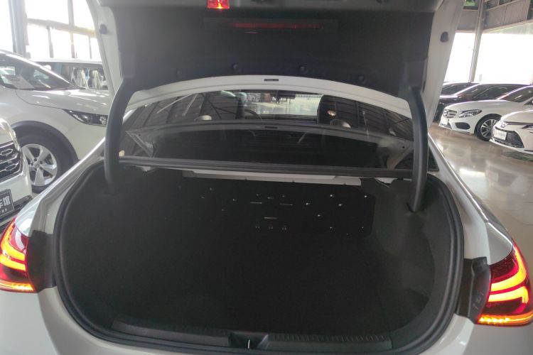 奔驰A级 2020款 改款 A 200 L 运动轿车时尚型机舱底盘23