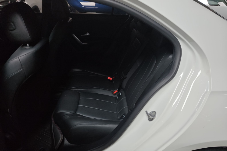 奔驰A级 2022款 改款 A 180 L 运动轿车中控内饰7004