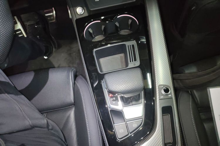 奥迪A4L 2024款 40 TFSI quattro RS套件燃速型中控内饰18