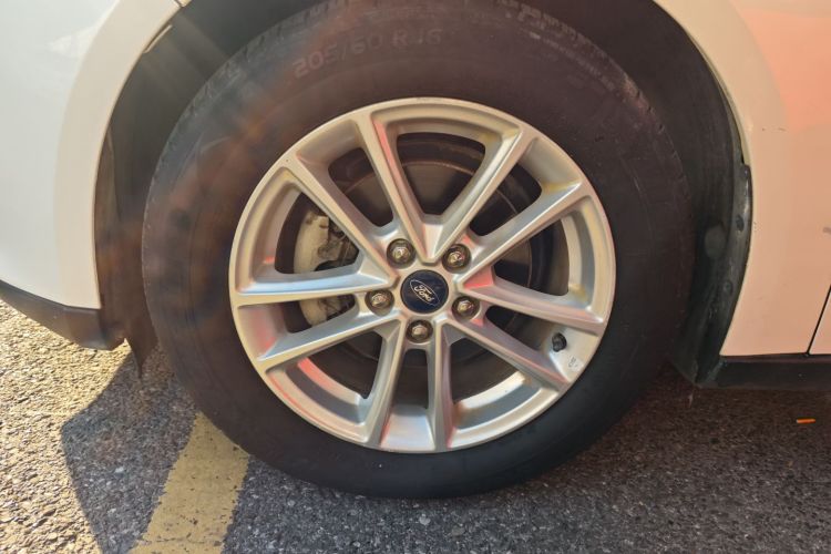 福特 福克斯 2018款 两厢经典 1.6L 自动风尚型智行版车身外观6007