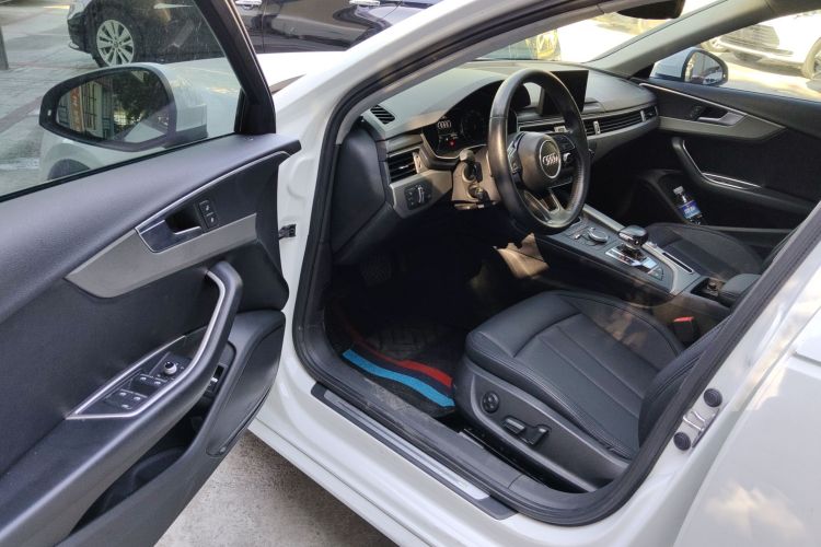 奥迪A4L 2018款 30周年年型 40 TFSI 进取型中控内饰20